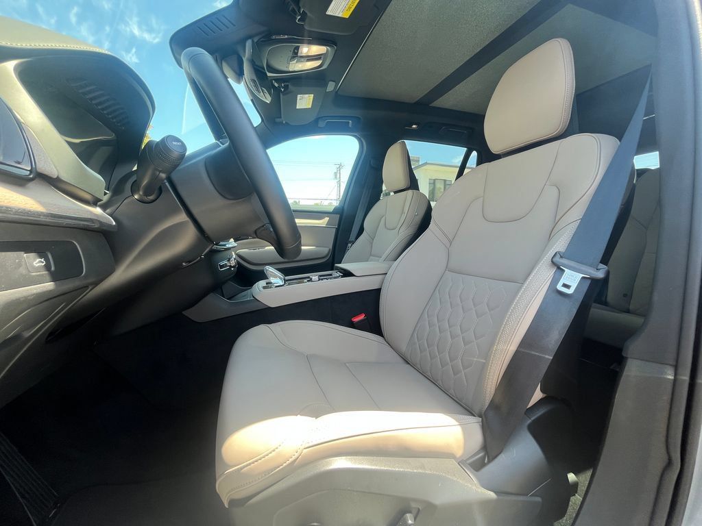Used 2025 Volvo XC90 B5 Core w/ Protection Package Premier AWD/4WD image 19