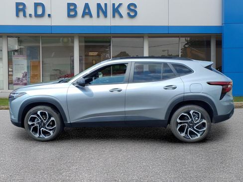 Used 2024 Chevrolet Trax RS w/ Sunroof Package FWD image 2