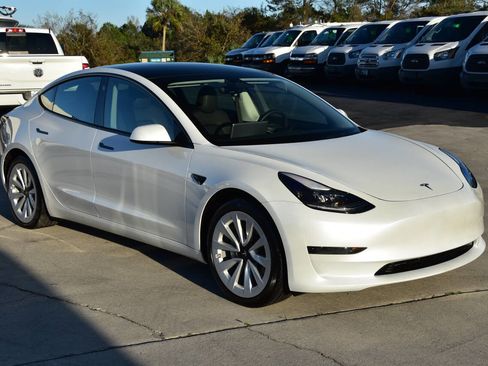 Used 2023 Tesla Model 3 Standard Range image 1
