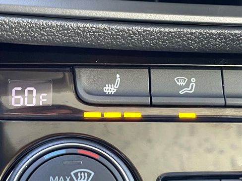 Used 2023 Volkswagen Jetta SE w/ Panoramic Sunroof Package image 7