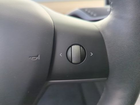 Used 2025 Tesla Model Y Long Range RWD image 15