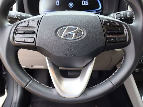 Used 2025 Hyundai Venue SEL image 11
