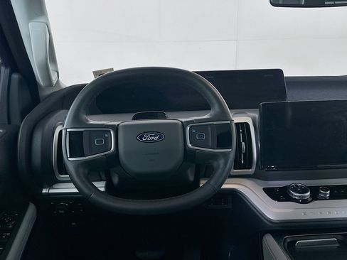 Used 2025 Ford Expedition Active AWD/4WD image 18