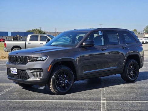 New 2025 Jeep Grand Cherokee Laredo image 3