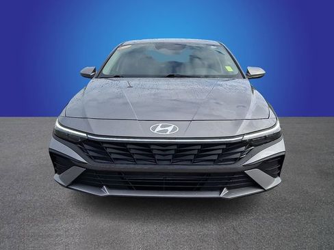 Used 2025 Hyundai Elantra SE FWD image 2