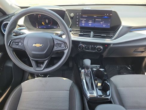 Used 2025 Chevrolet Trax LT FWD image 4