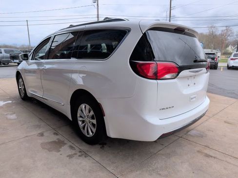 Used 2019 Chrysler Pacifica Touring-L FWD image 6