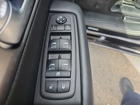 Used 2025 Chrysler Pacifica Select FWD image 12