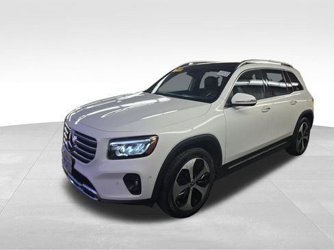 Used 2025 Mercedes-Benz GLB 250 4MATIC image 4