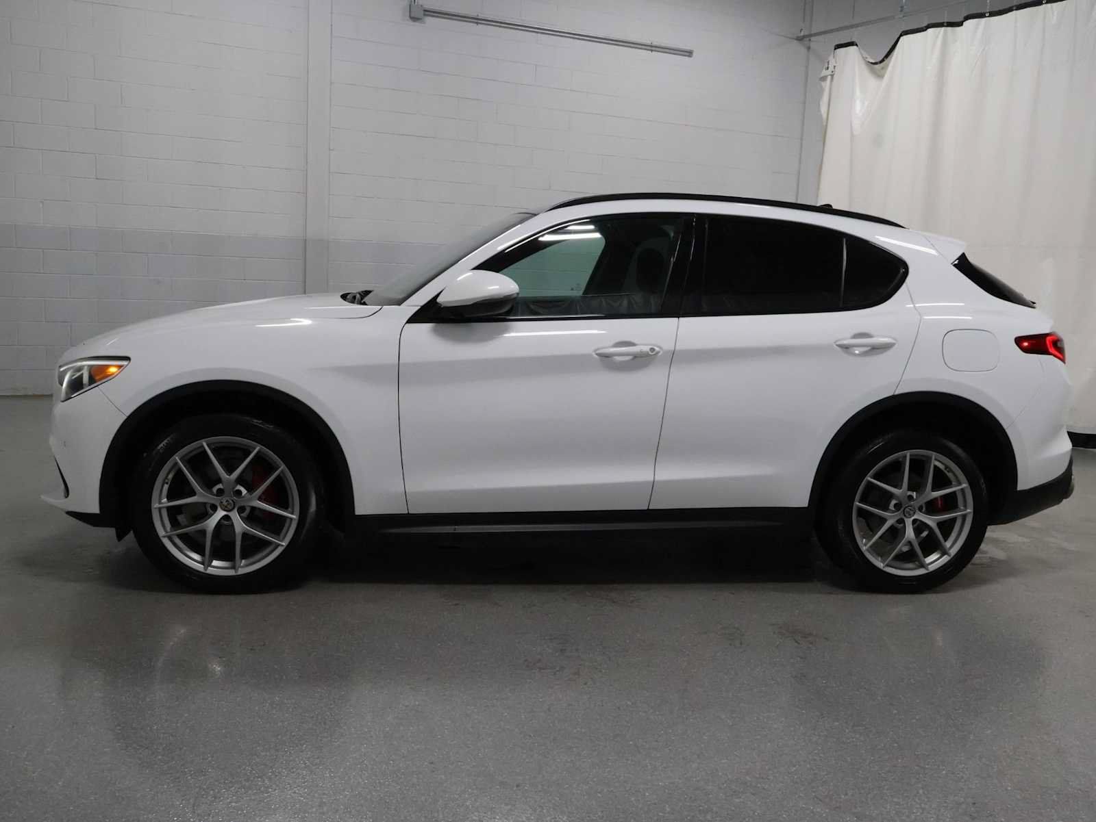 Used 2018 Alfa Romeo Stelvio Ti Sport AWD/4WD image 2