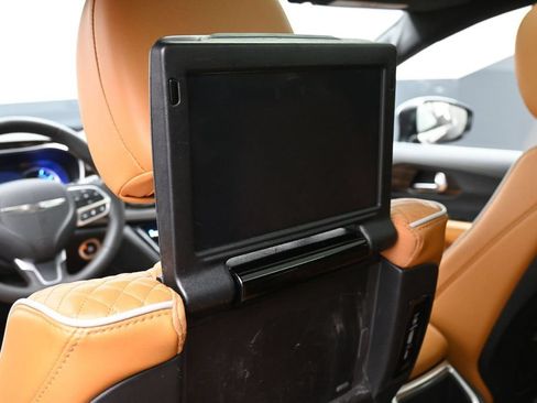 Used 2023 Chrysler Pacifica Pinnacle FWD image 32