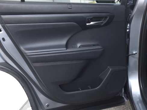 Used 2021 Toyota Highlander XLE image 32