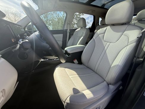 Certified 2022 Kia Sorento S w/ Panoramic Sunroof Package image 13