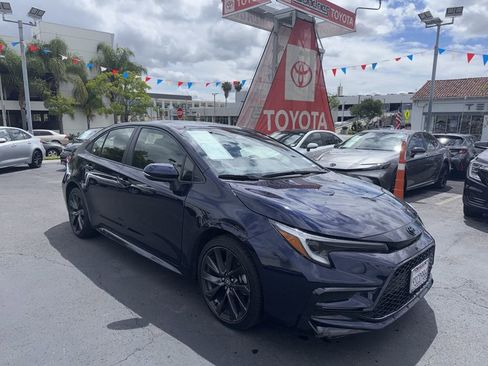 Used 2025 Toyota Corolla SE w/ SE Premium Package image 2