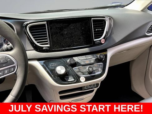 Used 2024 Chrysler Pacifica Touring-L FWD image 12