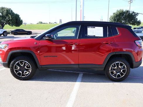 Used 2025 Jeep Compass Trailhawk AWD/4WD image 2