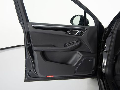Certified 2025 Porsche Macan image 18