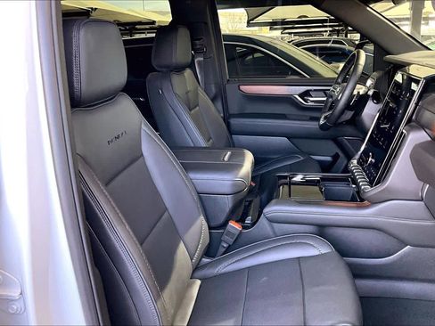 Used 2025 GMC Yukon XL Denali w/ Sun & Power Step Package image 9