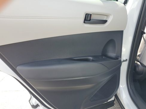 Used 2025 Toyota Corolla Cross L image 12