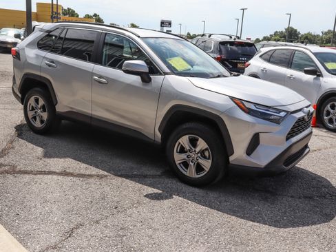 Used 2024 Toyota RAV4 XLE FWD image 3