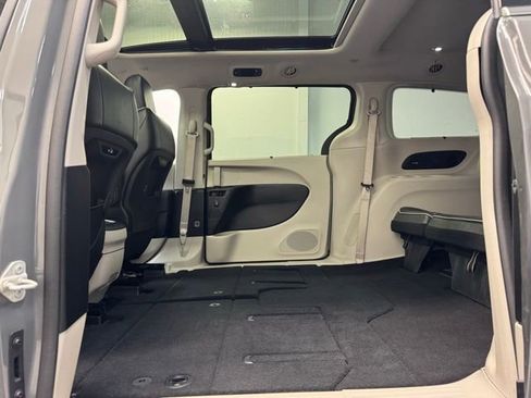 Used 2023 Chrysler Pacifica Limited FWD image 32