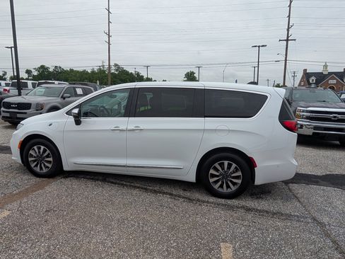 Used 2023 Chrysler Pacifica Limited w/ Uconnect Theater Family Group FWD image 2
