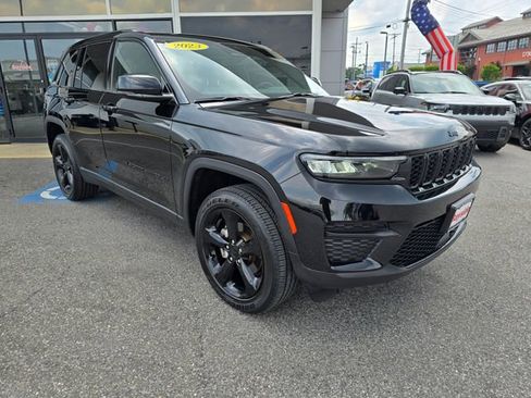 Used 2023 Jeep Grand Cherokee Altitude AWD/4WD image 2