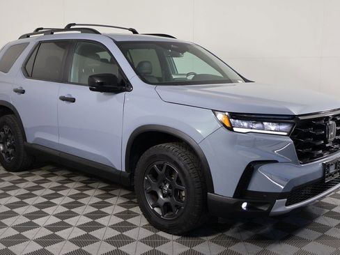 Used 2023 Honda Pilot TrailSport image 3