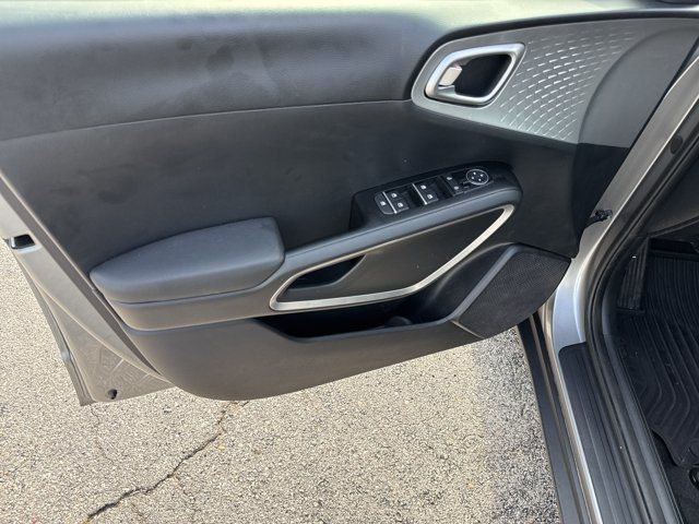 Used 2025 Kia Soul LX w/ LX Technology Package FWD image 16