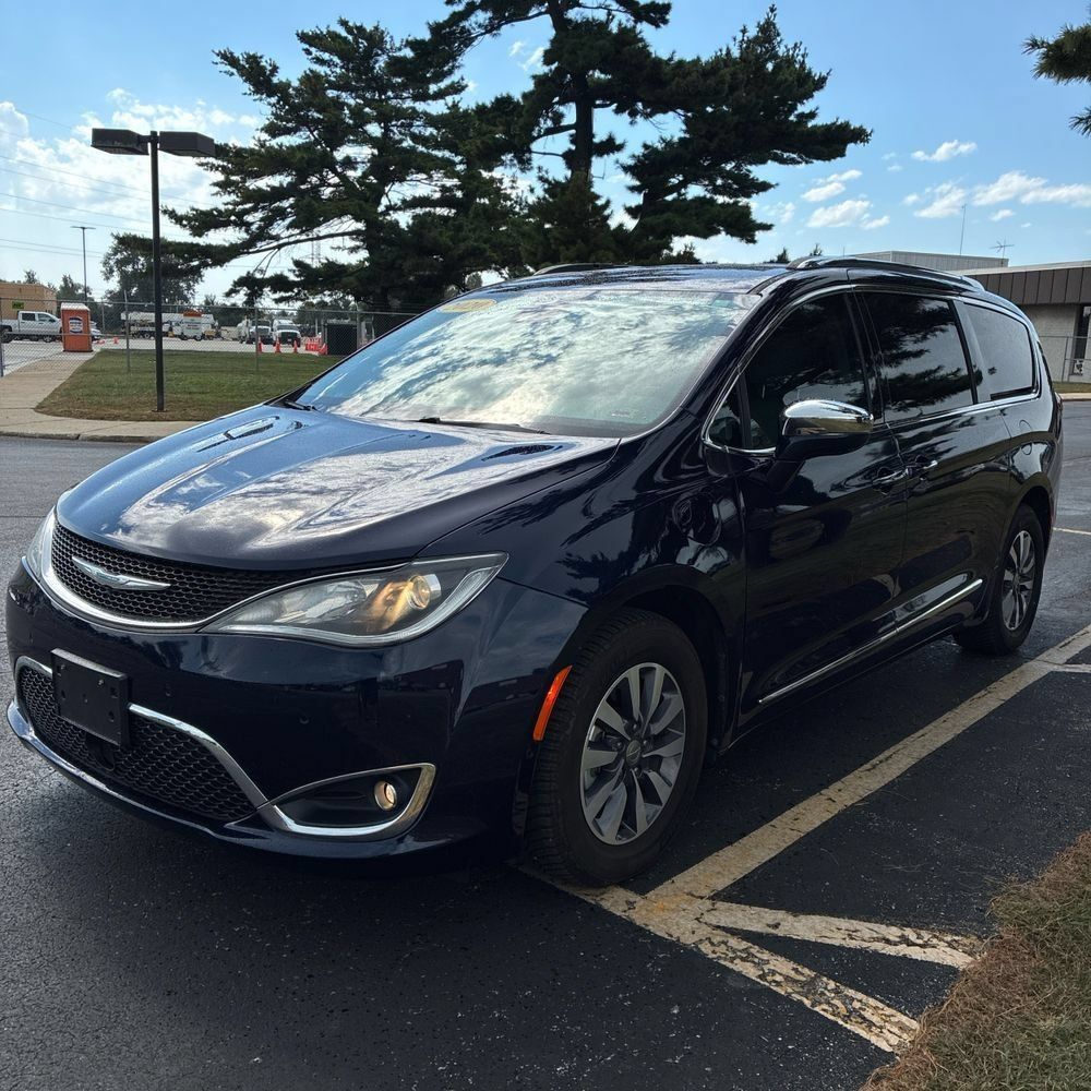 Used 2020 Chrysler Pacifica Limited w/ Advanced Safetytec Group FWD image 2