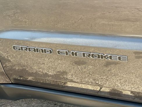 Used 2017 Jeep Grand Cherokee Laredo w/ Quick Order Package 23E image 13