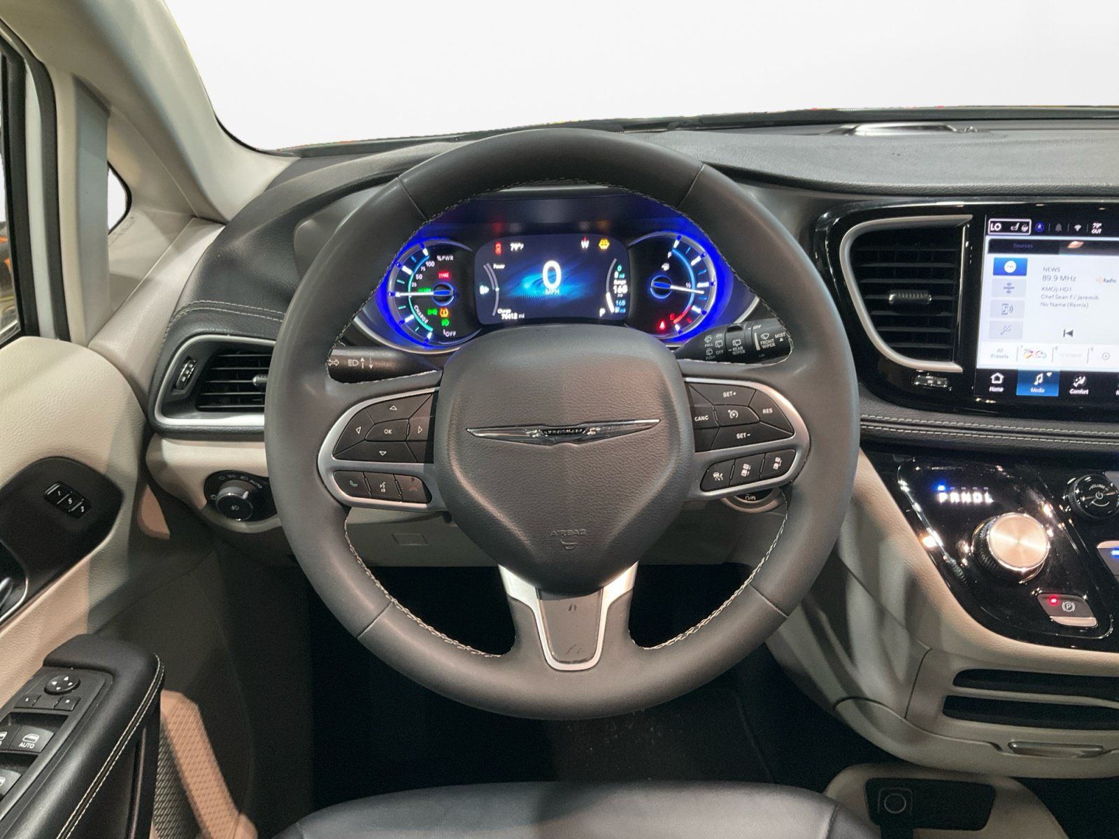 Used 2024 Chrysler Pacifica Limited FWD image 14