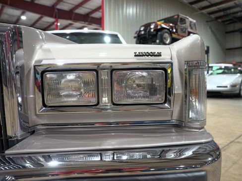 Used 1988 Lincoln Town Car Signature RWD image 32