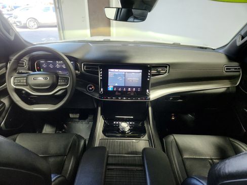 Used 2024 Jeep Wagoneer Series II w/ Flexible Seating Group image 18