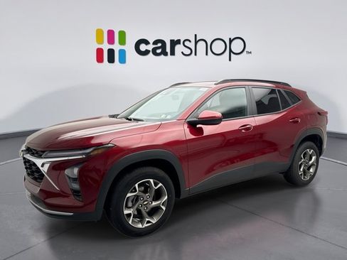 Used 2025 Chevrolet Trax LT FWD image 1