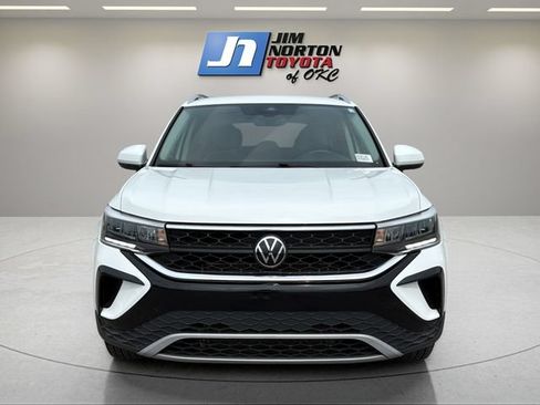 Used 2024 Volkswagen Taos SE FWD image 2