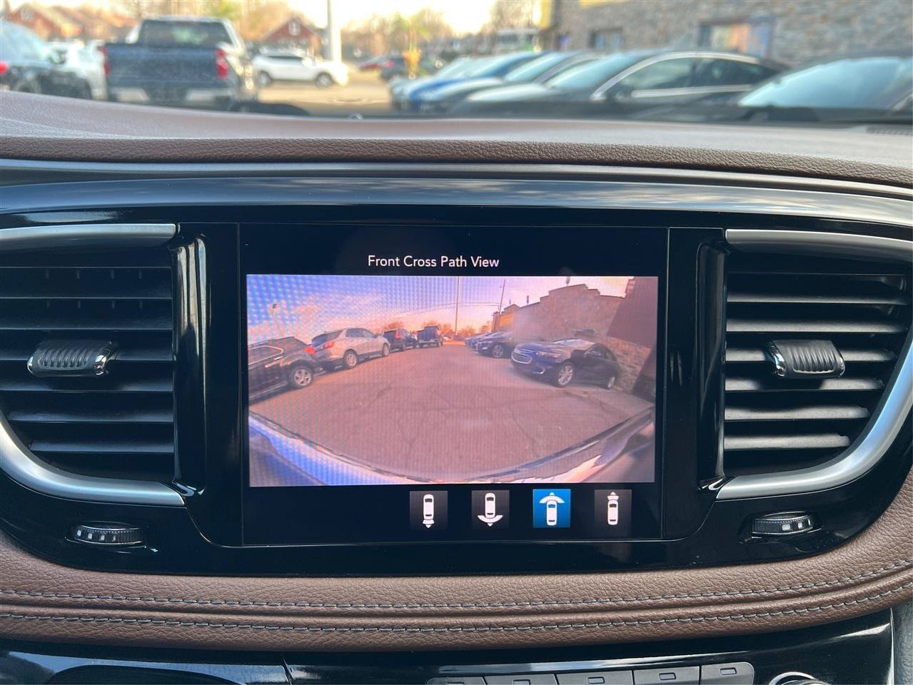 Used 2018 Chrysler Pacifica Limited FWD image 36