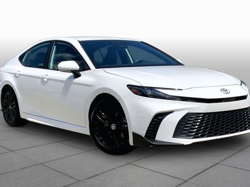 Used 2025 Toyota Camry SE FWD image 3