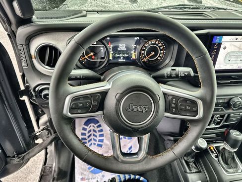 Used 2025 Jeep Wrangler Unlimited Sahara AWD/4WD image 17