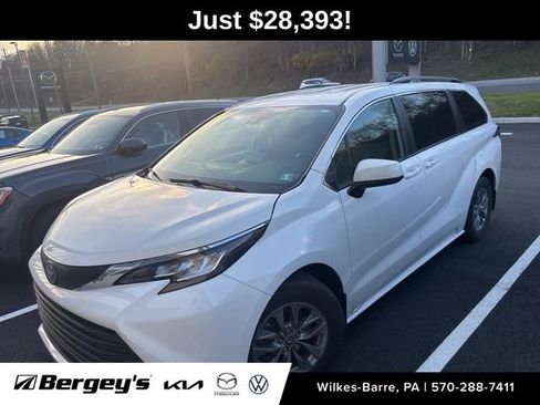Used 2022 Toyota Sienna LE image 1