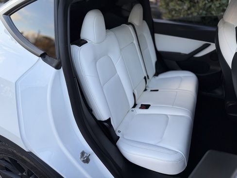 Used 2021 Tesla Model Y Long Range image 38