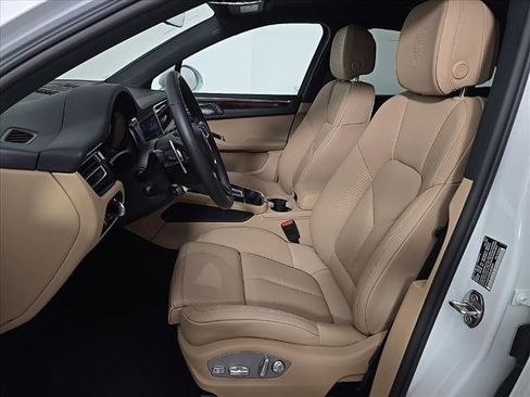 Certified 2025 Porsche Macan image 5