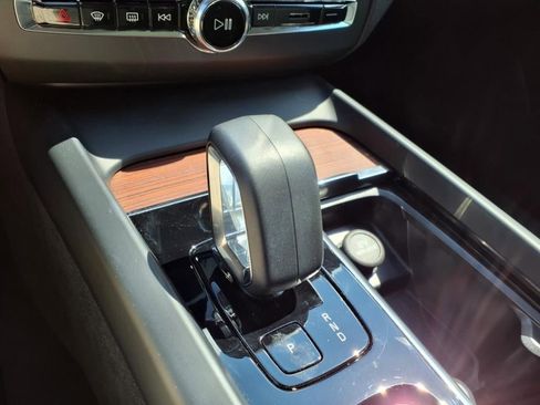 Used 2024 Volvo XC60 B5 Plus image 23