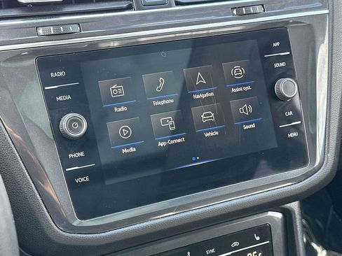 Used 2023 Volkswagen Tiguan SE w/ Panoramic Sunroof Package image 28