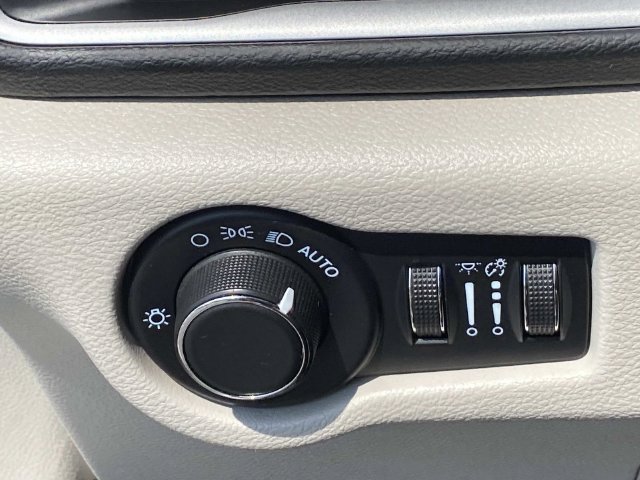 Used 2023 Chrysler Voyager LX FWD image 21