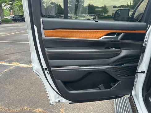 Used 2022 Jeep Grand Wagoneer Series III w/ Rear Seat Video Group 1 AWD/4WD image 22