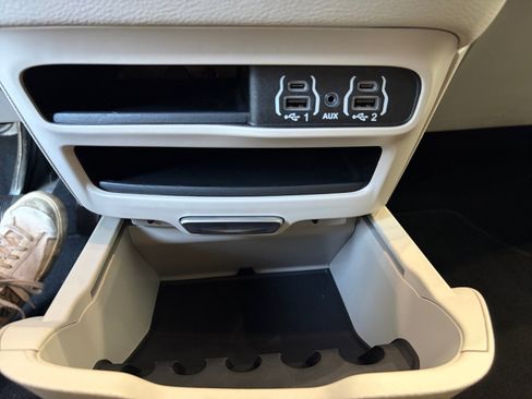Used 2024 Chrysler Pacifica Limited FWD image 16