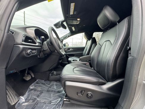Used 2025 Chrysler Pacifica Select image 24