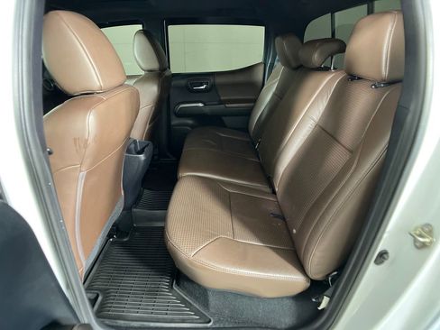 Used 2016 Toyota Tacoma Limited w/ Towing Package image 31