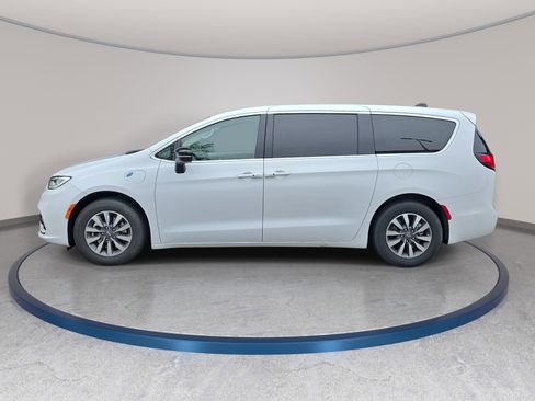 Used 2024 Chrysler Pacifica Limited FWD image 3